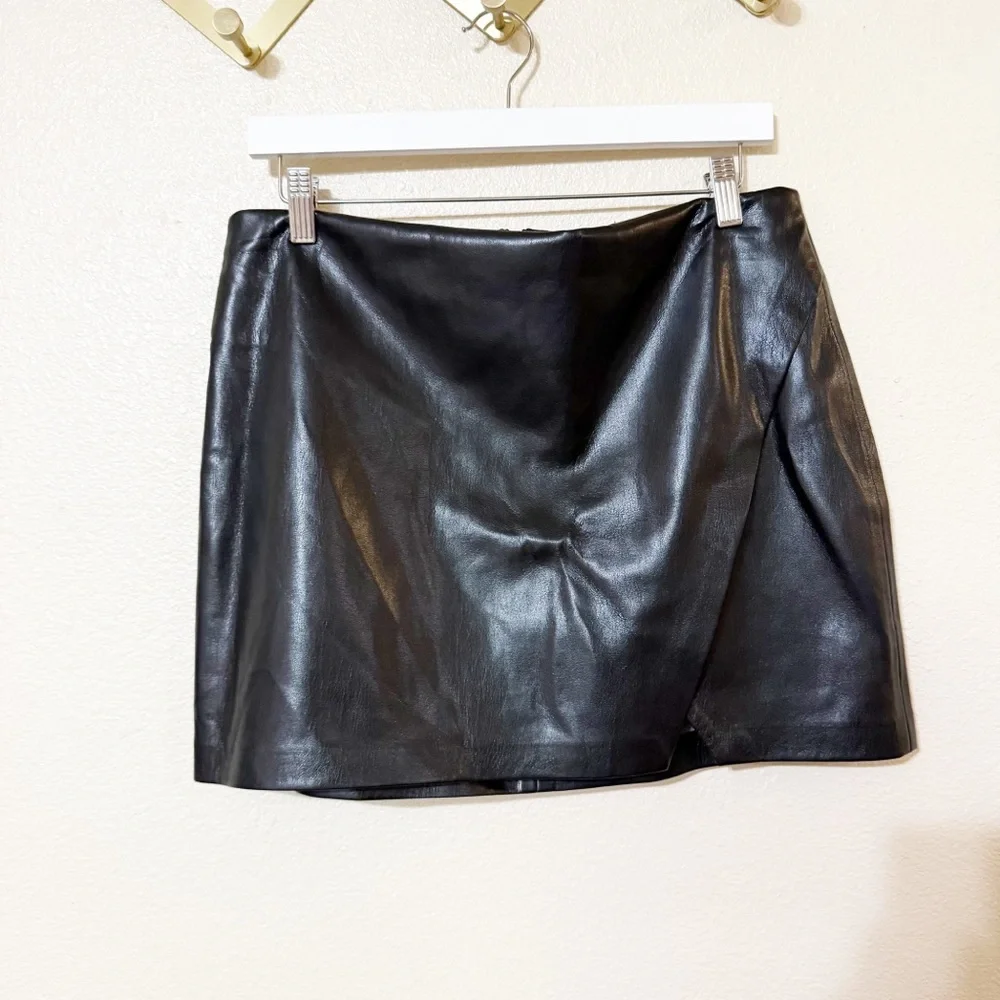 ALICE + OLIVIA Siobhan Vegan Faux Leather Wrap Mini in Black size 12 $250 MSRP - Picture 7 of 12